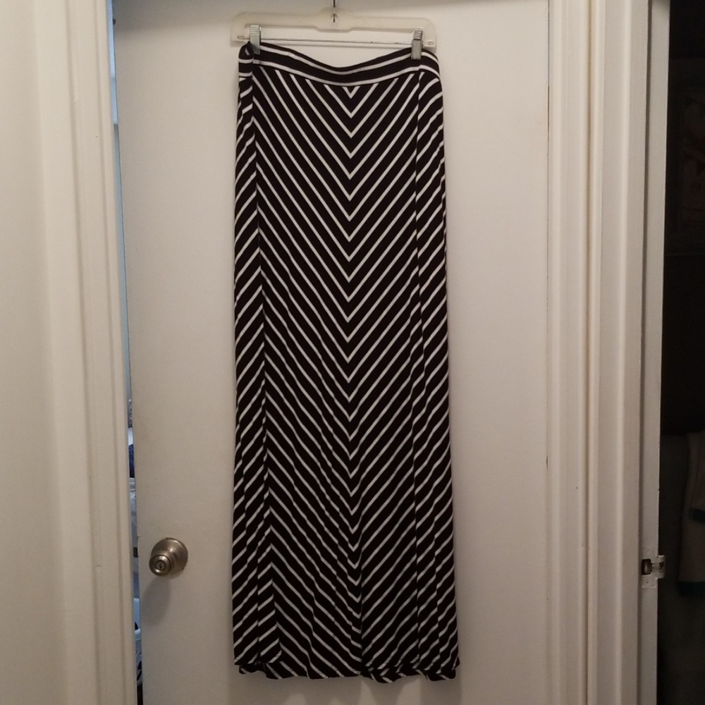 Xl Black and white Chevron stripe maxi skirt
